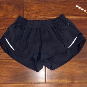 Lululemon Hotty Hot Low-Rise Short 2.5”